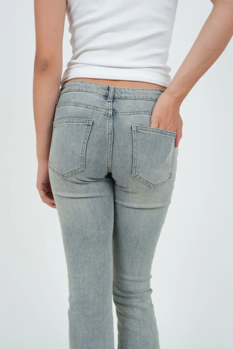 „Ripped“ ausgestoßene Jeans Hellblau